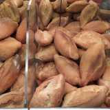 Per renderlo croccante � necessario cuocere l�impasto direttamente a contatto con il piano del forno a legna, in modo che il calore ne abbrustolisca le estremit�